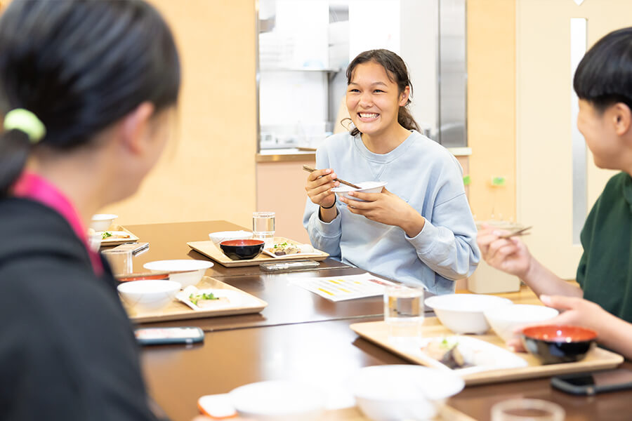 朝夕の食事は食堂で