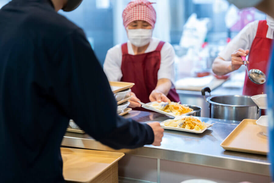 朝夕の食事は食堂で