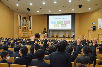 中学生を対象に講演会「ネットの正しい使い方」を行いました